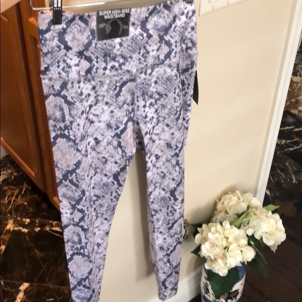 Women’s Ultra Slimming Active Legging NWT  Size M